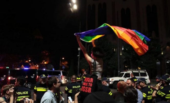 გუშინ უამრავი ქვიარი იდგა მედგრად პარლამენტთან... ჰიმნიც ვიმღერეთ, დროშებიც სიამაყით ვაფრიალეთ - „თბილისი პრაიდის” დირექტორი