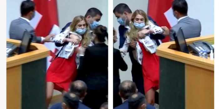 პაპუაშვილმა ბოკუჩავა ხელში აიყვანა და ძალის გამოყენებით გაარიდა ტრიბუნას - ვიდეო