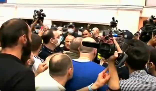 LIVE: „ქართული ოცნების“ ოფისთან ვითარება დაიძაბა – აქტივისტებმა შენობას წითელი საღებავები შეასხეს