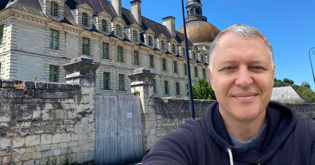 VIDEO: გიორგი ფხაკაძეს პარიზში ლაივ-ჩართვის დროს კადრში ქართველები „შეეჭრნენ“