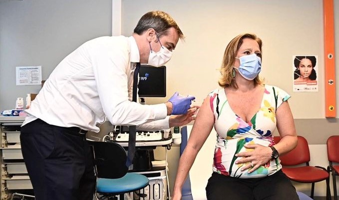 საფრანგეთის ჯანდაცვის მინისტრმა კოლეგა მედიკოსი ირდაპირ ეთერში თავისი ხელით აცრა