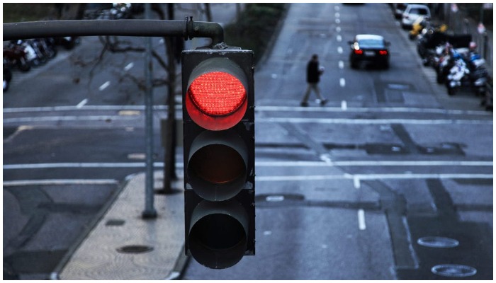ქალმა ყოფილი შეყვარებულის ავტომობილით წითელზე 49-ჯერ გაიარა - აი რა მოხდა შემდეგ