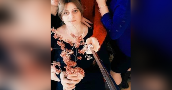 შვილი დარჩა, რომელიც დედის სიკვდილს შეესწრო – ვინ არის ქალი, რომელსაც ავტომობილი საკუთარ სახლთან დაეჯახა