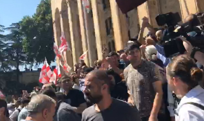 VIDEO: დაძაბულობა რუსთაველის გამზირზე – პარლამენტთან „თბილისი პრაიდის“ მოწინააღმდეეგები მივიდნენ