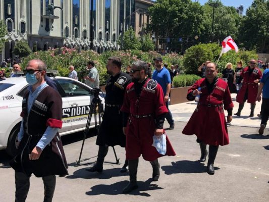 იყვნენ თუ არა აქციაში მონაწილე ჩოხოსნებს შორის „სუხიშვილების“ „რუსთავის“, ან „ერისიონის“ მოცეკვავეები?