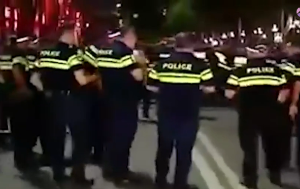 ჩემს თავს ნუ დაეძებ, შენ გადარჩი ოღონდ - პოლიციელი ჟურნალისტს (ვიდეო)