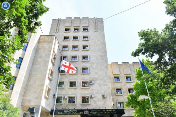 მამაკაცს, რომელმაც 38 წლის ქალს დანით 11 ჭრილობა მიაყენა ბრალდება წარუდგინეს