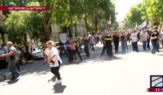 რუსთაველზე ჟურნალისტებს თავს ესხმიან! – „გვაფურთხებდნენ, გვაგინებდნენ, დამტვრეულია კამერები… პირველად შემეშინდა!“