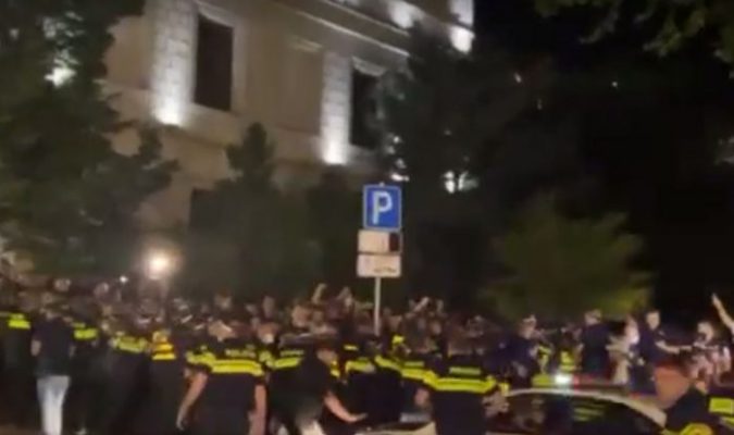 VIDEO: რადიკალური ჯგუფები პოლიციის კორდონს არღვევენ – ლგბტ დროშის გაშლის შემდეგ ვითარება კვლავ დაიძაბა