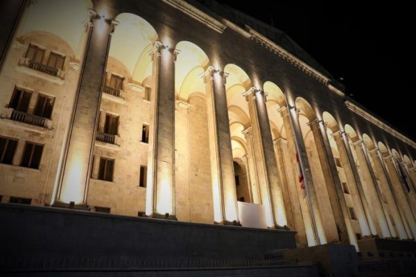 აგვისტოს ომის მე-13 წლისთავთან დაკავშირებით, პარლამენტის შენობაზე საქართველოს სახელმწიფო დროშა დაეშვა