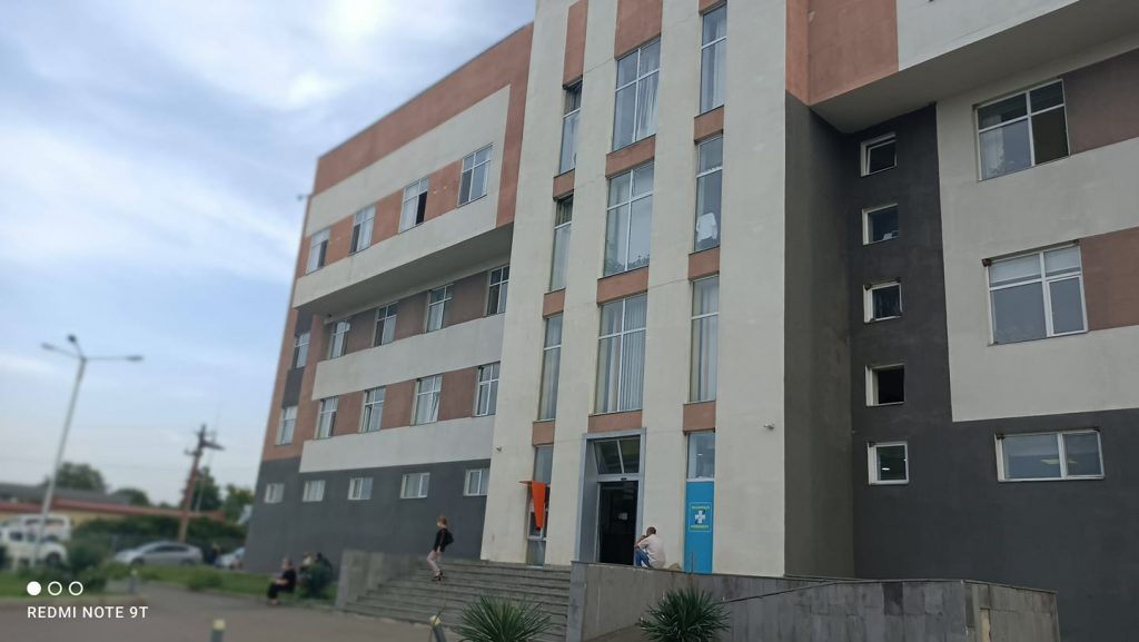 სოფელ ყარაჯალაში, ნათესავებმა 14 წლის შშმ პირი, ქუჩაში დატოვეს