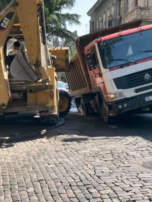 სატვირთოს გადაადგილებისას ინგოროყვას ქუჩაზე გზა ჩავარდა