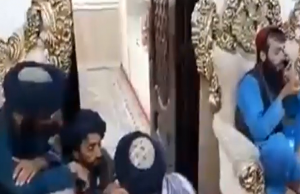 Video: თალიბანის მებრძოლები გაქცეული პრეზიდენტის სასახლეში გამარჯვებას ზეიმობენ