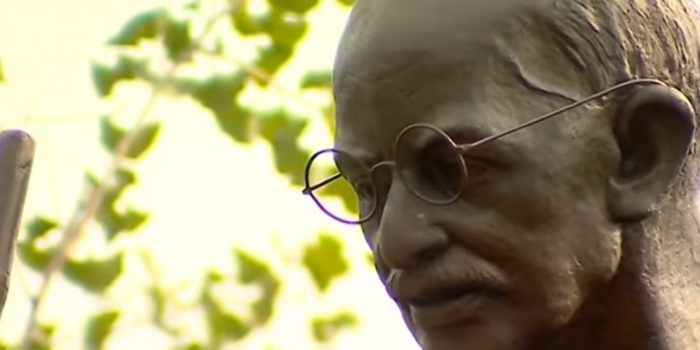 თბილისში მაჰათმა განდის ძეგლს სათვალე მოპარეს