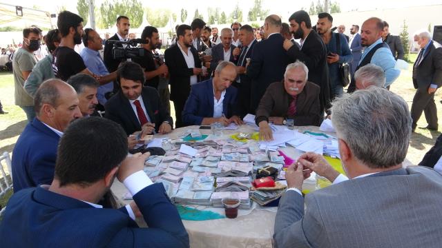 VIDEO: საჩუქრად 3,4 მილიონი ლირა და რამდენიმე კილოგრამი ოქრო - ქორწილი თურქეთში