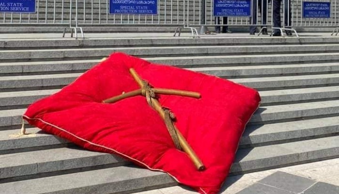 ვინ გამოფინა პარლამენტის წინ წითელ ბალიშზე დასვენებული ჯვრის ინსტალაცია