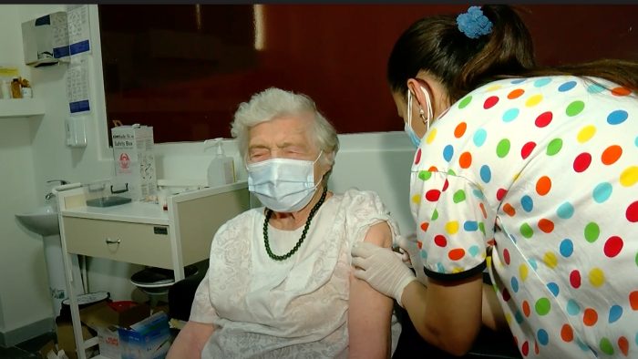 VIDEO: ცნობილი ენათმეცნიერი 95 წლის მზექალა შანიძე ფაიზერის ვაქცინით აიცრა