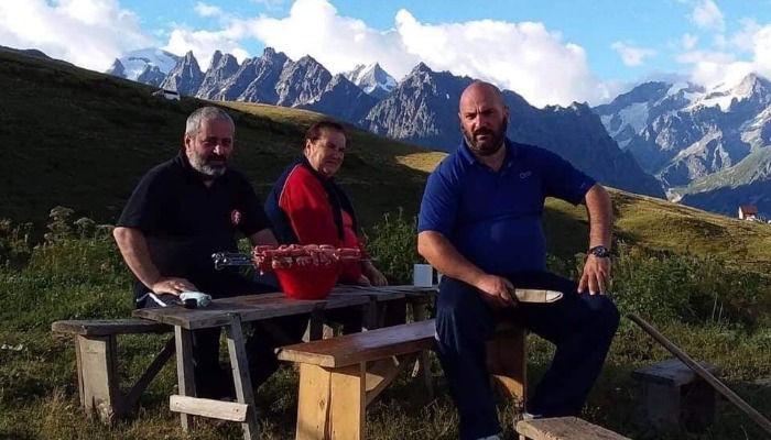 „დედაც წავიდა გარდაცვლილ შვილებთან, ერთად დასაფლავებაც ვერ მოხერხდა, სასაფლაო გადავსებულია“ – კოვიდმა ლამაზი ოჯახი გაანადგურა