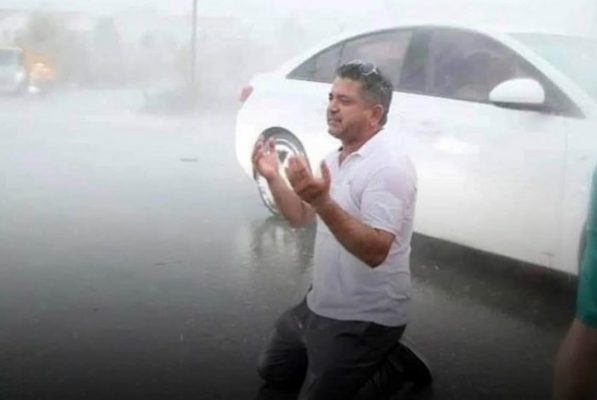 დაჩოქილი ხალხი ქუჩაში და ოვაციები ტაშით - ხანძრების ფონზე თურქეთში გაწვიმდა (ფოტოები)