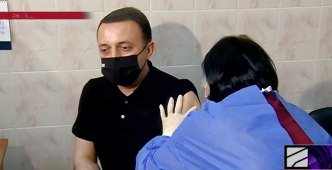 ირაკლი ღარიბაშვილი საჯაროდ აიცრა