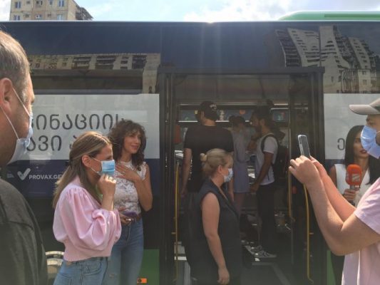 „რუსთავი 2-ის“ ცნობილი სახეები ავტობუსში აიცრნენ (ფოტოები)