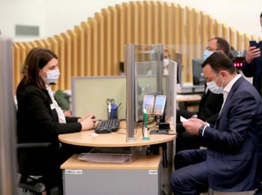 ირაკლი ღარიბაშვილმა კოვიდ-ბარათი აიღო