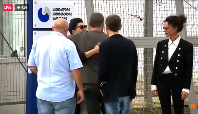 VIDEO: რა ხდება ციხესთან ამ წუთებში, რომელსაც მაია რჩეულიშვილი ტოვებს