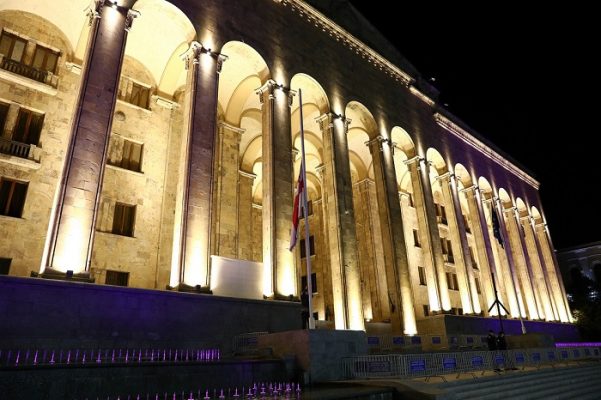 სოხუმის დაცემის დღესთან დაკავშირებით პარლამენტის შენობაზე სახელმწიფო დროშა დაეშვა