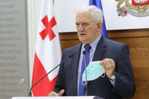 იცავს, ბატონო, იცავს, ამიტომ ვატაროთ ყველამ ეს პირბადე, არ არის აუცილებელი ყველას მათრახით დაადგე - ამირან გამყრელიძე
