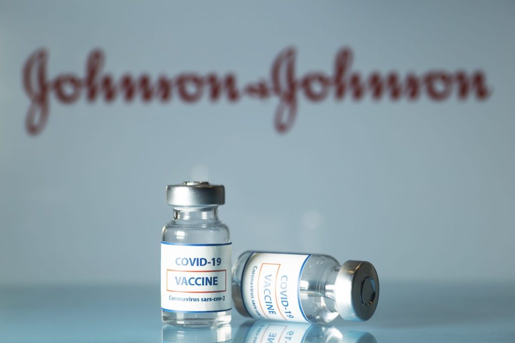„Johnson & Johnson-ის ვაქცინის მეორე დოზამ კორონავირუსის ზომიერი და მძიმე ფორმების წინააღმდეგ ეფექტურობა 94%-მდე გაზარდა“