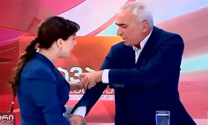 VIDEO: ფიზიკური დაპირისპირება პირდაპირ ეთერში – სტუმარს სტუდიაში შეუვარდნენ