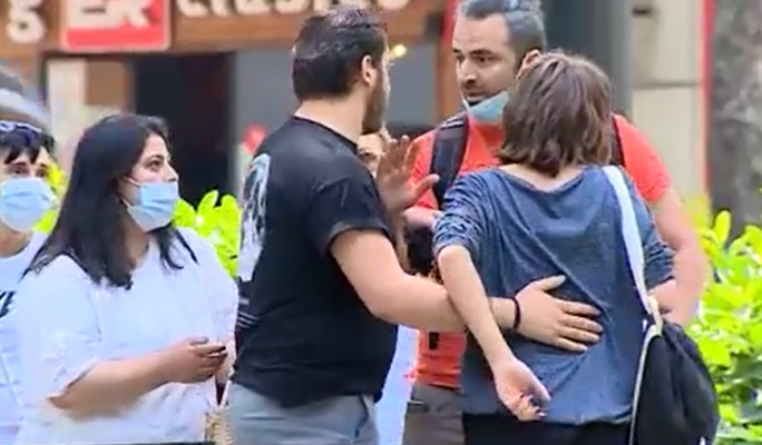 VIDEO: გამიშვი, მტკივა, სირცხვილია - აი, რა გააკეთეს გამვლელებმა, როცა ქუჩაში კაცი ქალს ფიზიკურად გაუსწორდა