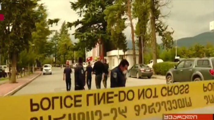 VIDEO: პირდაპირი ეთერი ადგილიდან, სადაც შეირაღებულ პირს მძევლები ჰყავს აყვანილი