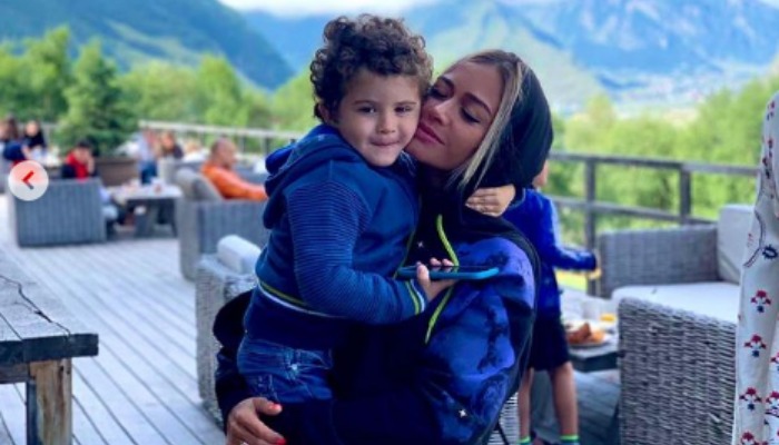 „ვეფერებით კოვიდს და კარგად ვიქცევით“ – თათია შარანგია კორონავირუსს შვილთან ერთად ებრძვის