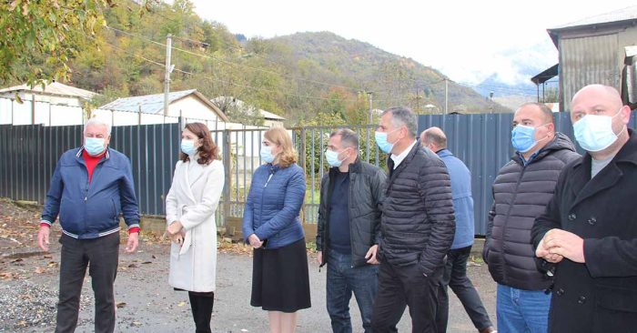 ლენტეხის მუნიციპალიტეტის მერიის ადმინისტრაციულ შენობაში, მოქალაქეთა მომსახურეობის ბიურო მუნიციპალიტეტის მერმა ბადრი ლიპარტელიანმა და სხვა ხელმძღვანელმა პირებმა დაათვალიერეს