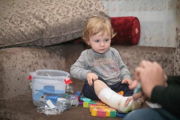 ბათუმში მომხდარი ტრაგედიის დროს გადარჩენილი მცირეწლოვანი კარგად არის და მკურნალობას სახლში განაგრძობს