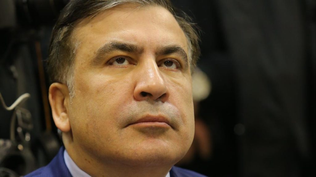 სააკაშვილი პატრიარქს სთხოვს, სამკერდე ჯვარი დაუბრუნონ