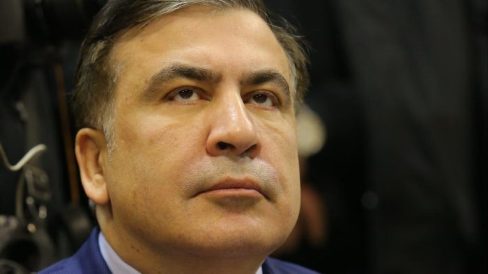 სააკაშვილი პატრიარქს სთხოვს, სამკერდე ჯვარი დაუბრუნონ