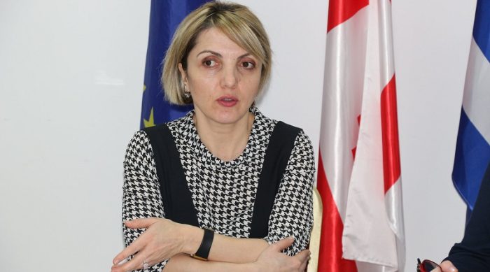 აჭარის ჯანდაცვის მინისტრი ბავშვთა ცენტრალურ ჰოსპიტალში ჭერის ჩამოვარდნის შესახებ განმარტებას აკეთებს