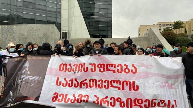 აქცია იუსტიციის სამინისტროსთან – მიხეილ სააკაშვილის მხარდამჭერები მის გათავისუფლებას ითხოვენ
