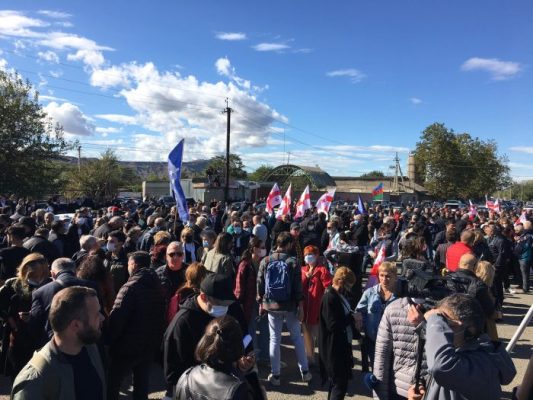 მესამე პრეზიდენტი მხარდამჭერებს წერილობით ეკონტაქტება – მისი მომხრეები კი პირობას დებენ, რომ ლიდერს ციხიდან არჩევნების მეორე ტურამდე გაათავისუფლებენ