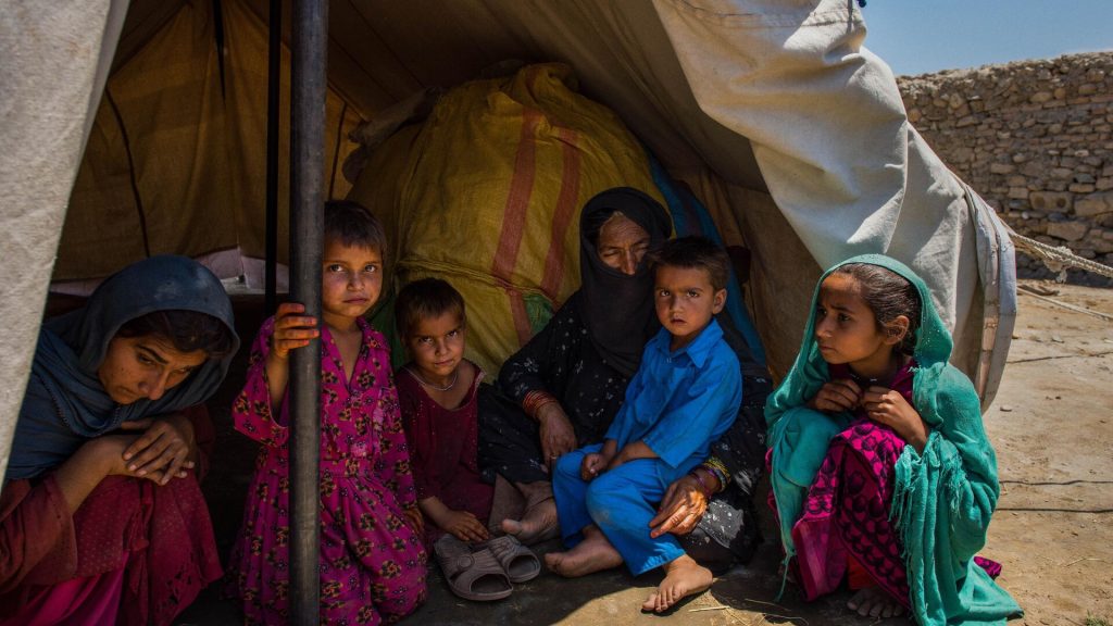 „იძულებულები ვიყავით, ერთი შვილი გაგვეყიდა, რომ საჭმლის ფული გვქონოდა