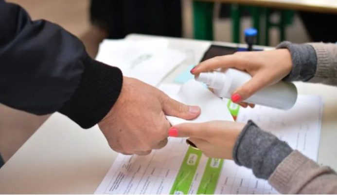 გარდაბანში ორ ამომრჩეველს მარკირების სითხის ნაცვლად, შეცდომით სადეზინფექციო სითხე დაასხეს