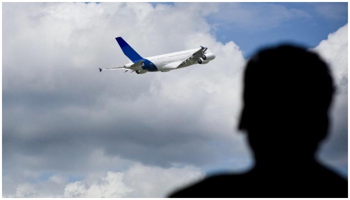 თვითმფრინავმა ტუალეტი ბაღში მყოფ კაცის თავზე ჩამოცალა (ინგლისი)