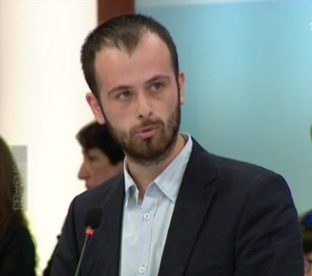 გახარიას პარტიაზე იქნება დამოკიდებული, ვინ შექმნის უმრავლესობას ბათუმში და რუსთავში – ვახუშტი მენაბდე