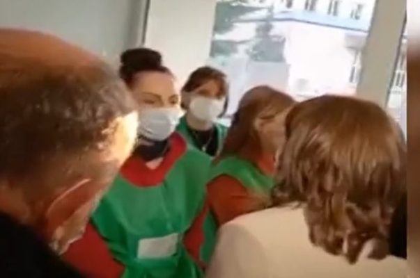 რამდენიმე დამკვირვებლის ინფორმაციით, ბათუმის მე-17 საარჩევნო უბანზე ენმ-ის წარმომადგენელი ამომრჩეველთა ნების კონტროლს ცდილობდა