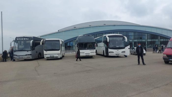 კახეთში „ქართული ოცნების“ მიერ ორგანიზებულ აქციაზე გამგზავრებისათვის, მხარდამჭერების შეკრება დილიდან დაიწყო