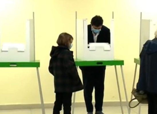 „რა თქმა უნდა, შემოვხაზე კახა კალაძე- 41“ – თბილისის მერი საარჩევნო უბანზე შვილთან ერთად მივიდა