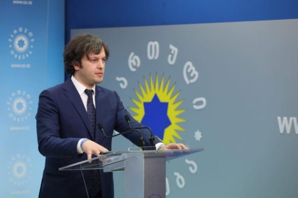 ოპოზიციური პარტიების წარმომადგენლები პარლამენტში ირაკლი კობახიძეს ხვდებიან