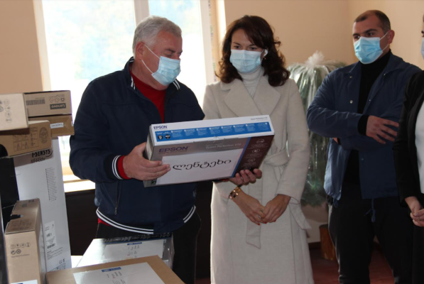 მზია გიორგობიანმა და UNDP-ს პროექტის მენეჯერმა ლენტეხის მუნიციპალიტეტის მერიას კომპიუტერული ტექნიკა გადასცეს